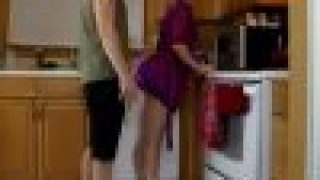 Anak sange melihat ibunya berpakaian sexy