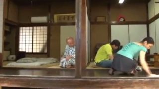 kakek dan menantu main disamping suami