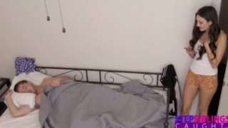 kakak dan adik ngentot sambil nonton tv